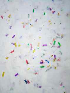 色彩斑斓的五彩纸屑闪闪发光的雪假期塑料生态生活概念