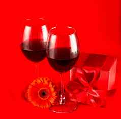 情人节一天礼物盒子花眼镜酒糖果形式心红色的背景