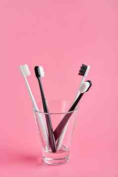 时尚牙刷软刷毛受欢迎的牙刷卫生趋势工具包牙刷玻璃粉红色的背景