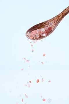 粉红色的喜玛拉雅盐木勺子孤立的白色背景