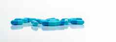 蓝色的抗生素胶囊药片传播白色背景抗生素药物电阻制药行业医疗保健医学概念健康预算概念胶囊制造业行业
