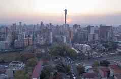 空中视图约翰内斯堡中央商务区日落南非洲