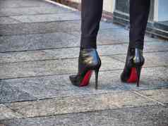 关闭视图女人腿穿穿高跟鞋的鞋子