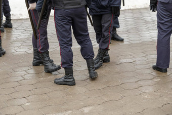 俄罗斯警察军官腿黑色的脚踝靴子红色的条纹裤子橡胶tonfa晚上棒