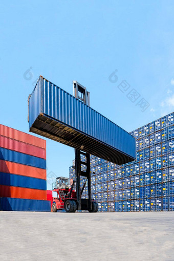 叉车卡车提升货物容器航运院子里码头院子里货物容器堆栈背景运输进口出口物流工业概念