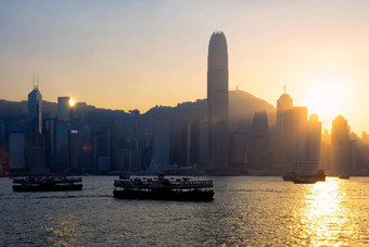 在香港香港传统的木中国人船旅游服务维多利亚港日落视图九龙一边在香港香港