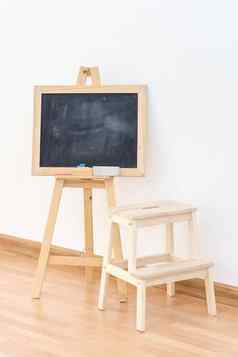 木空白黑板上内部房间孩子们玩教育教学父现代快乐家庭活动
