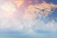商业飞机飞行白色云天空世界地图优雅的设计复制空间旅行概念