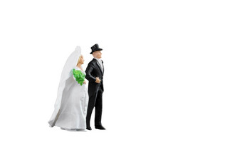 关闭微型人婚礼新娘新郎夫妇孤立的剪裁路径白色背景优雅的设计复制空间放置文本模拟爱婚礼概念