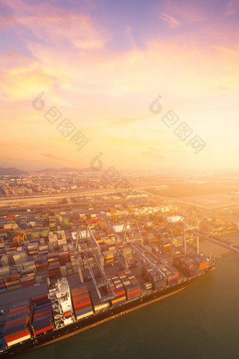大容器航运船航运院子里主要运输货物容器航运照片概念全球业务航运物流进口出口行业