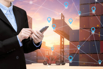 聪明的业务女人智能手机互联网的事情技术全球业务连接全球客户在世界范围内容器货物航运物流进口出口业务概念