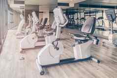 健身健身房现代体育运动设备健身健身房现代生活方式体育运动锻炼
