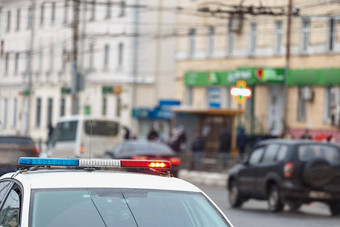 警察车灯城市街平民汽车交通模糊的背景图拉俄罗斯