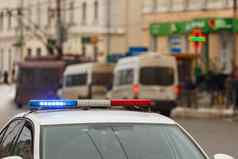 警察车灯城市街平民汽车交通模糊的背景图拉俄罗斯