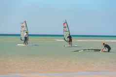 男人。学习帆板运动playa瓦尔文托Fuerteventura西班牙夏天