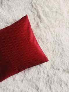 红色的缓冲扔枕头白色毛茸茸的格子毯子平躺背景卧室前视图首页装饰