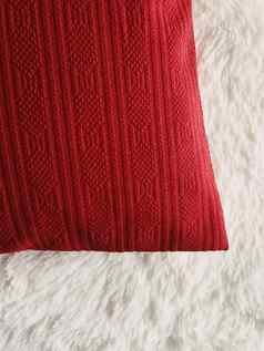 红色的缓冲扔枕头白色毛茸茸的格子毯子平躺背景卧室前视图首页装饰