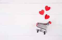购物车心形状纸木表格出售概念节日情人节一天2月超市商店象征庆祝活动商务销售假期概念