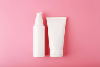 平躺白色奶油管中间明亮的粉红色的背景概念皮肤护理美治疗