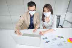 业务员工穿面具工作办公室卫生遵循公司政策