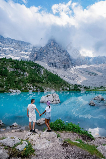 美丽的湖索拉皮斯泻湖索拉皮斯<strong>白云石山脉</strong>受欢迎的旅行目的地意大利