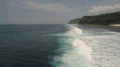 水表面大波空中视图巴厘岛