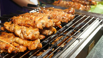肉烤肉串煎街集美味的肉烤肉串烧烤光栅传统的街咖啡馆泰国