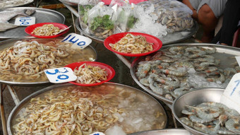 海洋产品出售当地的市场新鲜的香海鲜<strong>冰价</strong>格货架上市场螃蟹鱿鱼虾生龙虾盆地水<strong>价</strong>格标签