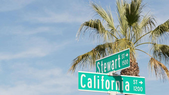 加州街路标志十字路口刻字十字路口路标象征夏<strong>季</strong>旅行假期美国<strong>旅游</strong>目的地文本站名牌城市这些洛杉矶路线