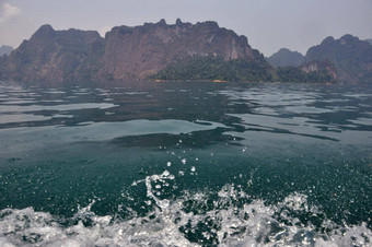 溅波热带湾悬崖清晰的新鲜的溅波蓝色的清晰的水岩石悬崖背景泰国考县势利小人国家公园