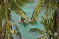 视图航行渔夫船绿松石水海滨郁郁葱葱的绿色手掌绿色棕榈树船蓝色的水热带padadise岛生活