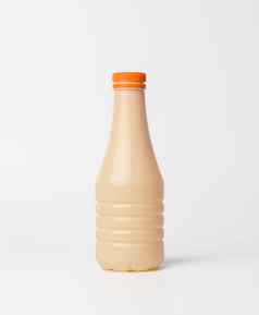 米色塑料瓶牛奶白色背景