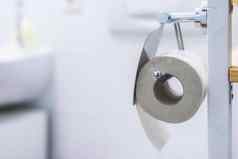 厕所。。。纸概念关闭厕所。。。纸卷铬悬挂器浴室