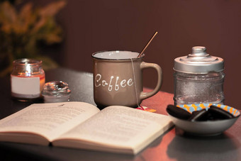 咖啡杯开放书饼干桌子上