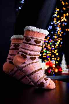 女腿圣诞节色彩斑斓的袜子圣诞节树