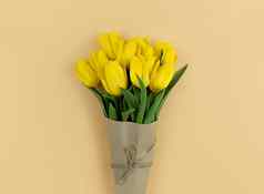 花束黄色的郁金香包装工艺纸米色背景