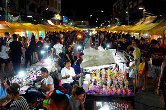 游客晚上市场泰国