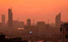 空气污染烟雾细灰尘覆盖城市早....红色的日出天空城市景观被污染的空气脏环境城市有毒灰尘不健康的空气城市不健康的生活