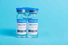 科维德冠状病毒疫苗瓶蓝色的背景
