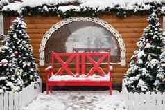 一年的景观红色的板凳上背景树木小屋风景一年木房子板凳上圣诞节树