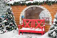 一年的景观红色的板凳上背景树木小屋风景一年木房子板凳上圣诞节树