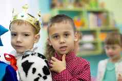 白俄罗斯城市戈米尔12月早....聚会，派对幼儿园孩子们幼儿园狂欢节服装男孩穿着王