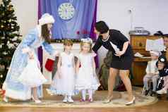 白俄罗斯城市戈米尔12月早....聚会，派对幼儿园女孩读诗歌圣诞节聚会，派对幼儿园