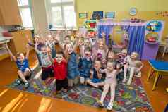 白俄罗斯城市戈米尔4月开放一天幼儿园孩子们幼儿园集团一年男孩女孩