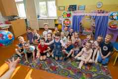 白俄罗斯城市戈米尔4月开放一天幼儿园孩子们幼儿园集团一年男孩女孩