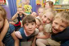 白俄罗斯城市戈米尔4月开放一天幼儿园快乐的孩子们幼儿园集团六岁的男孩女孩