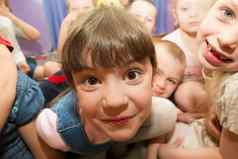 白俄罗斯城市戈米尔4月开放一天幼儿园有趣的脸女孩背景孩子们孩子幼儿园