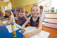 白俄罗斯城市高美尔4月开放一天幼儿园孩子们画教训幼儿园有趣的学龄前儿童铅笔笔记本