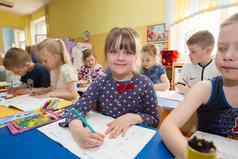 白俄罗斯城市高美尔4月开放一天幼儿园孩子们画教训幼儿园学龄前儿童女孩铅笔笔记本