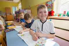 白俄罗斯城市高美尔4月开放一天幼儿园孩子们画教训幼儿园学龄前儿童铅笔笔记本